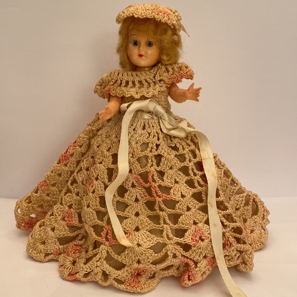 🎉HP🎉 - 3 VINTAGE 1950’s PLASTIC DOLLS with CROCHET DRESSES - Picture 3 of 16